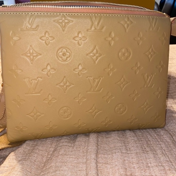 *SOLD*LV Coussin - Picture 9 of 13